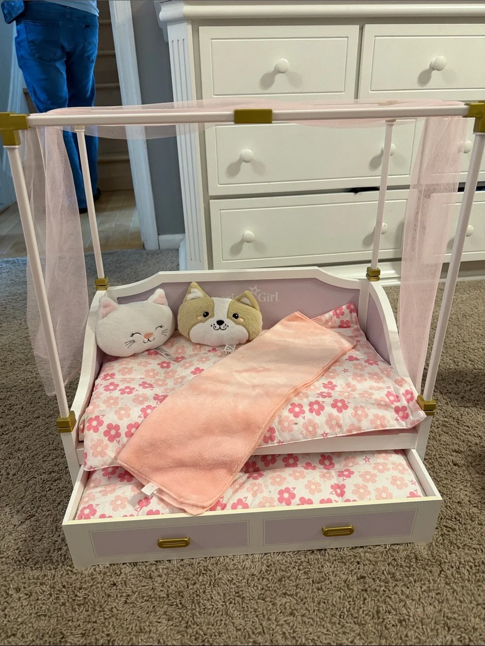 VEUC LIKE NEW BARELY USED American Pink Canopy Doll Bed with Pillows